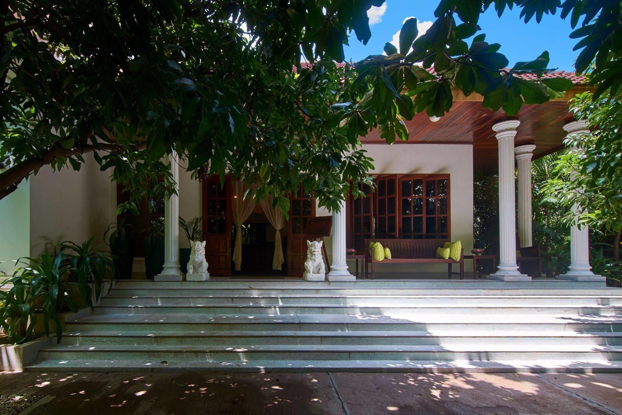 Hotel The Kabiki Phnom Penh Exterior foto